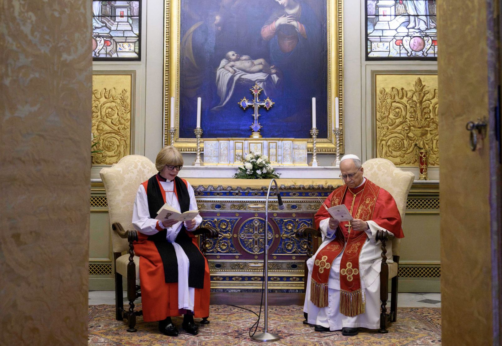 El Papa y Mullally, rezando juntos