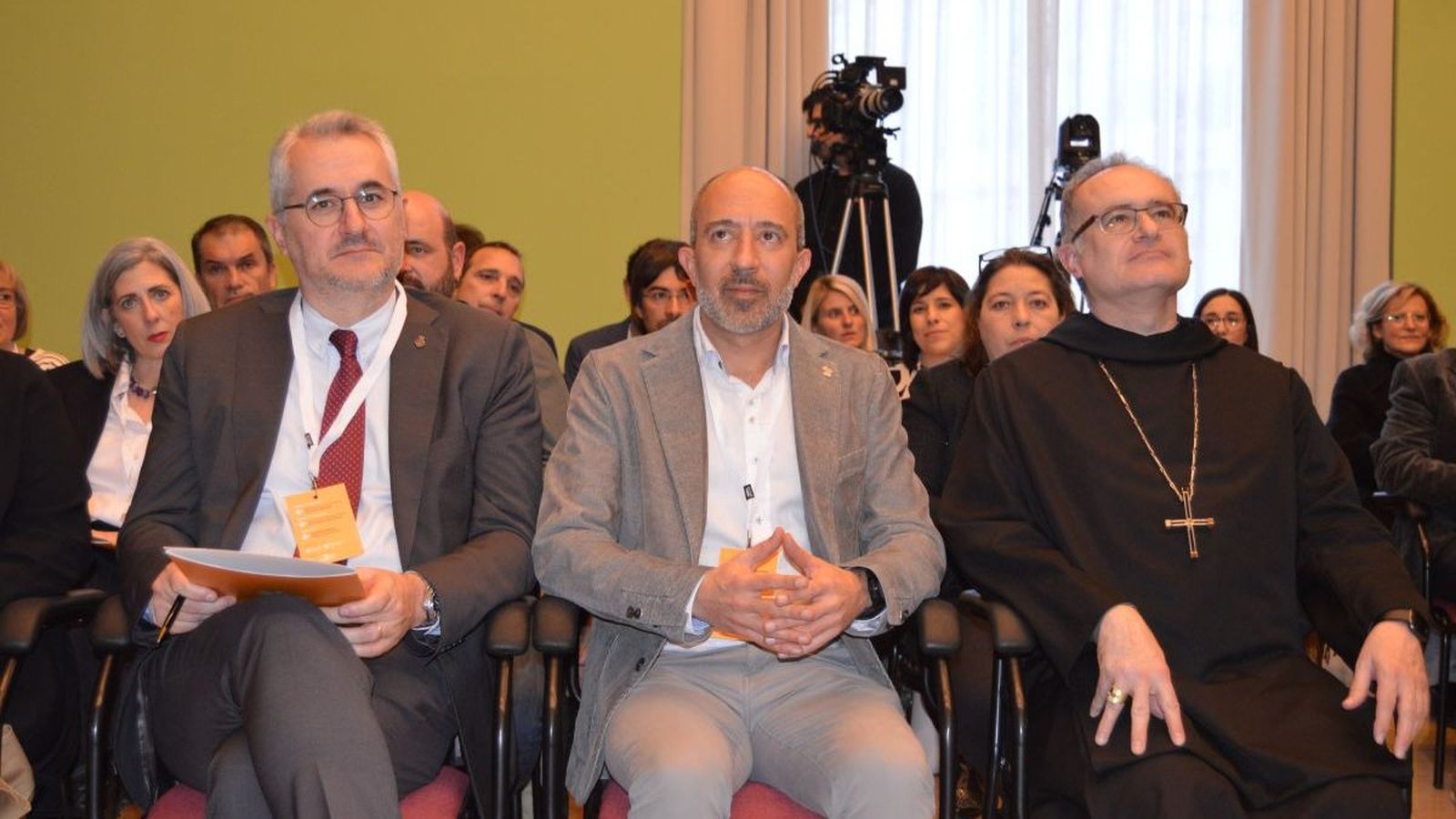 Aloy, en el centro, en enero de 2025, con motivo de la constitución de la asociación en Montserrat.