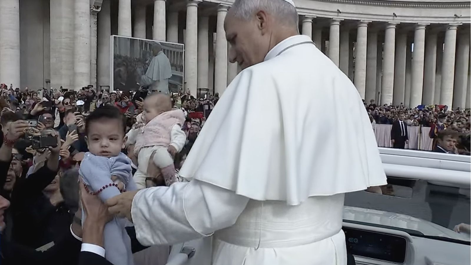 El Papa bendice a dos niños en la Plaza de San Pedro