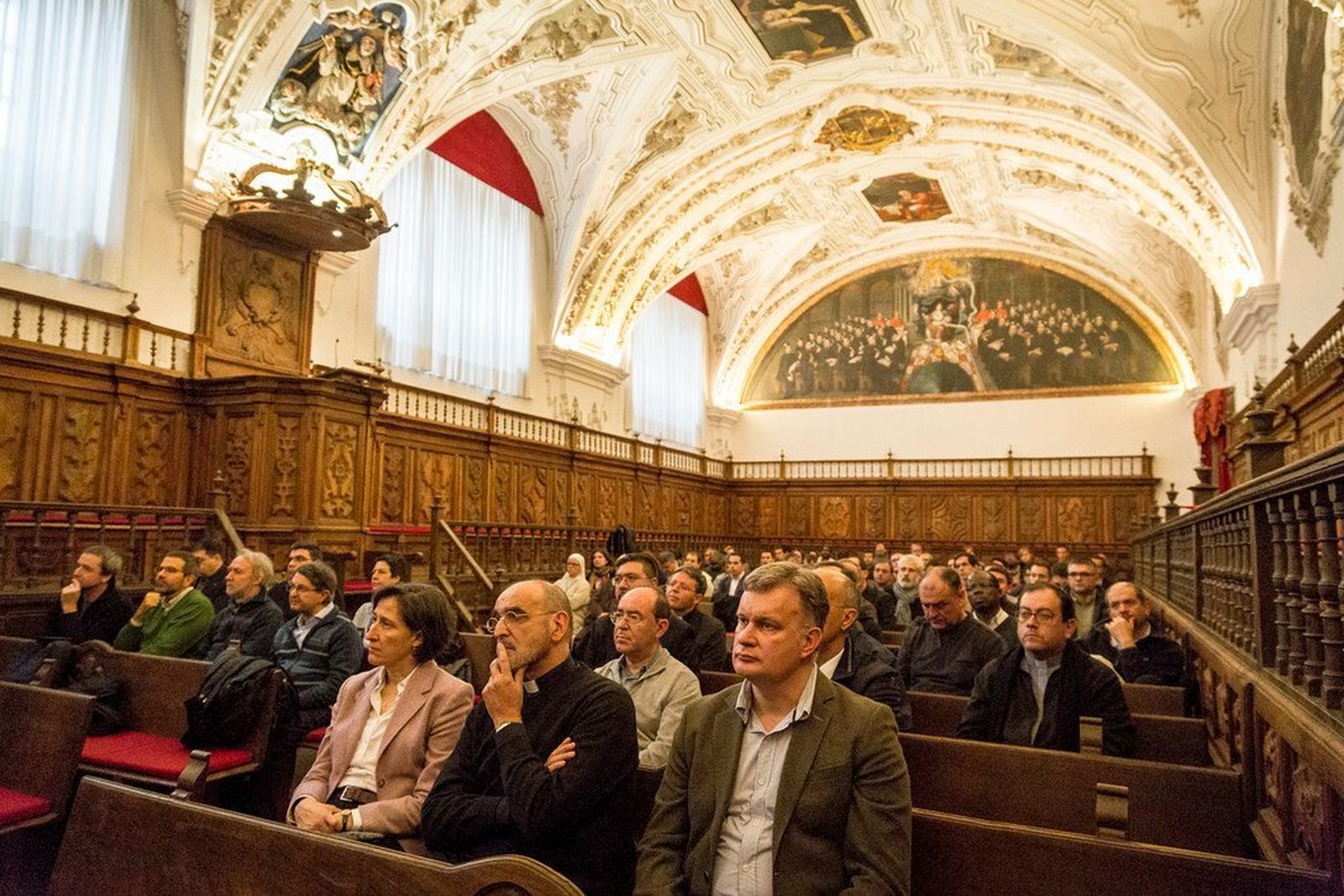 Público en la conferencia del Secretario del Sínodo de Obispos en la UPSA