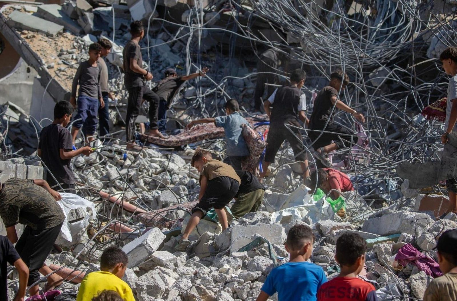 Derrumbe de un edificio en Gaza, se busca a los desaparecidos