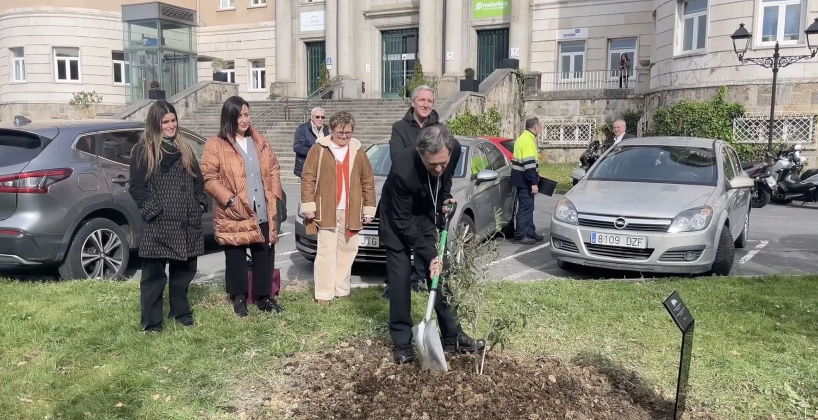 El obispo de Bilbao plantó un olivo por las víctimas de abusos