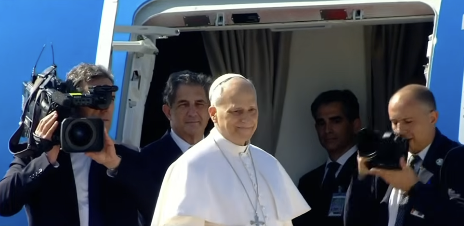 Francisco, entrando en el avión que lo llevará a Camerún