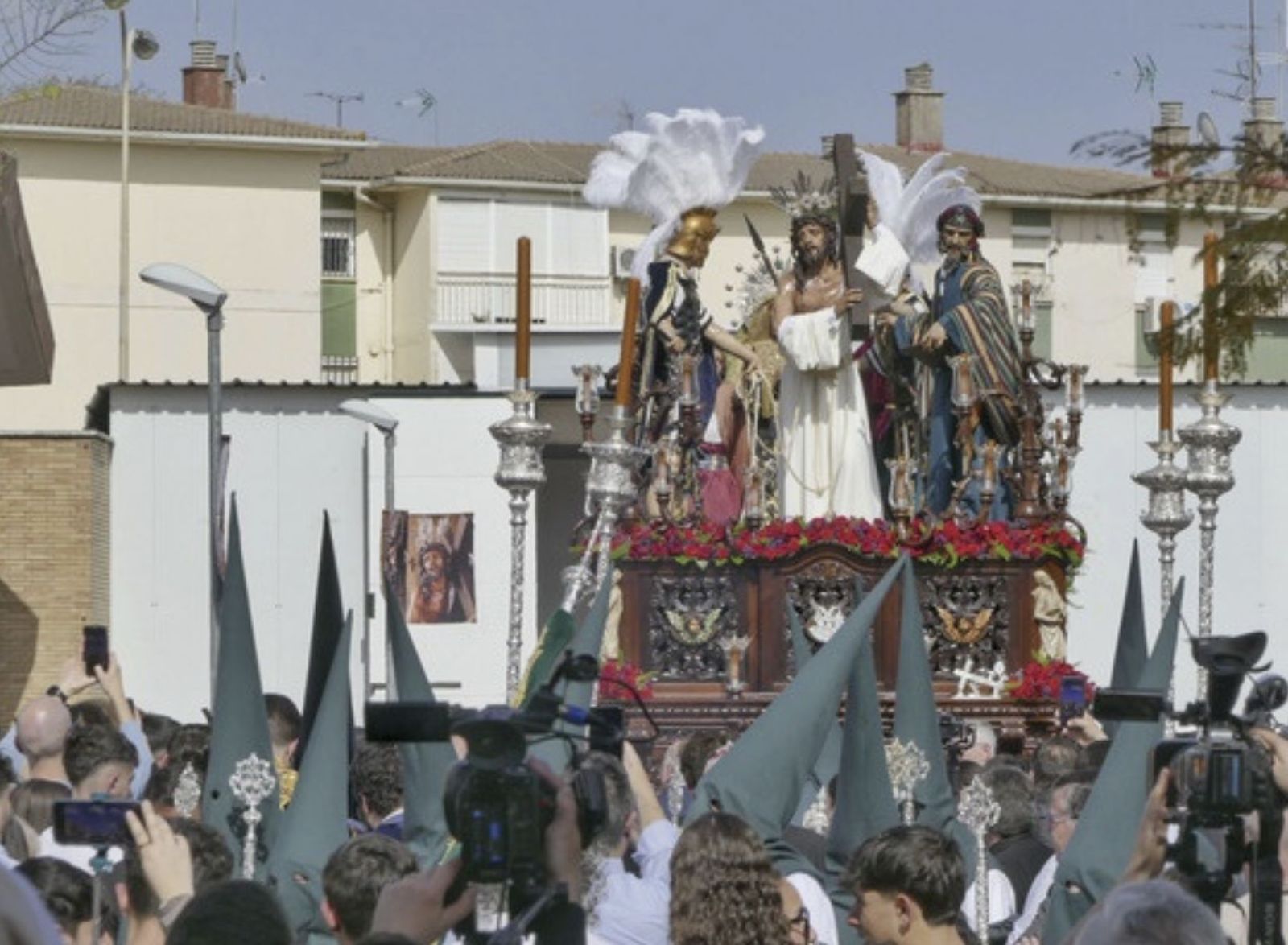 La hermandad de Nuestro Padre Jesús de la Bendición en su primera procesión