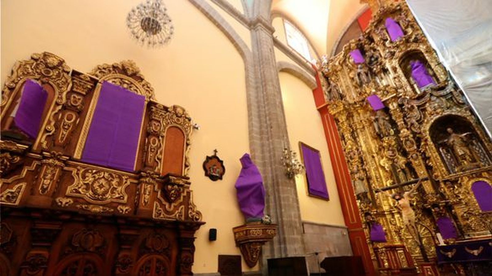 Vírgenes y santas tapadas en una iglesia mexicana
