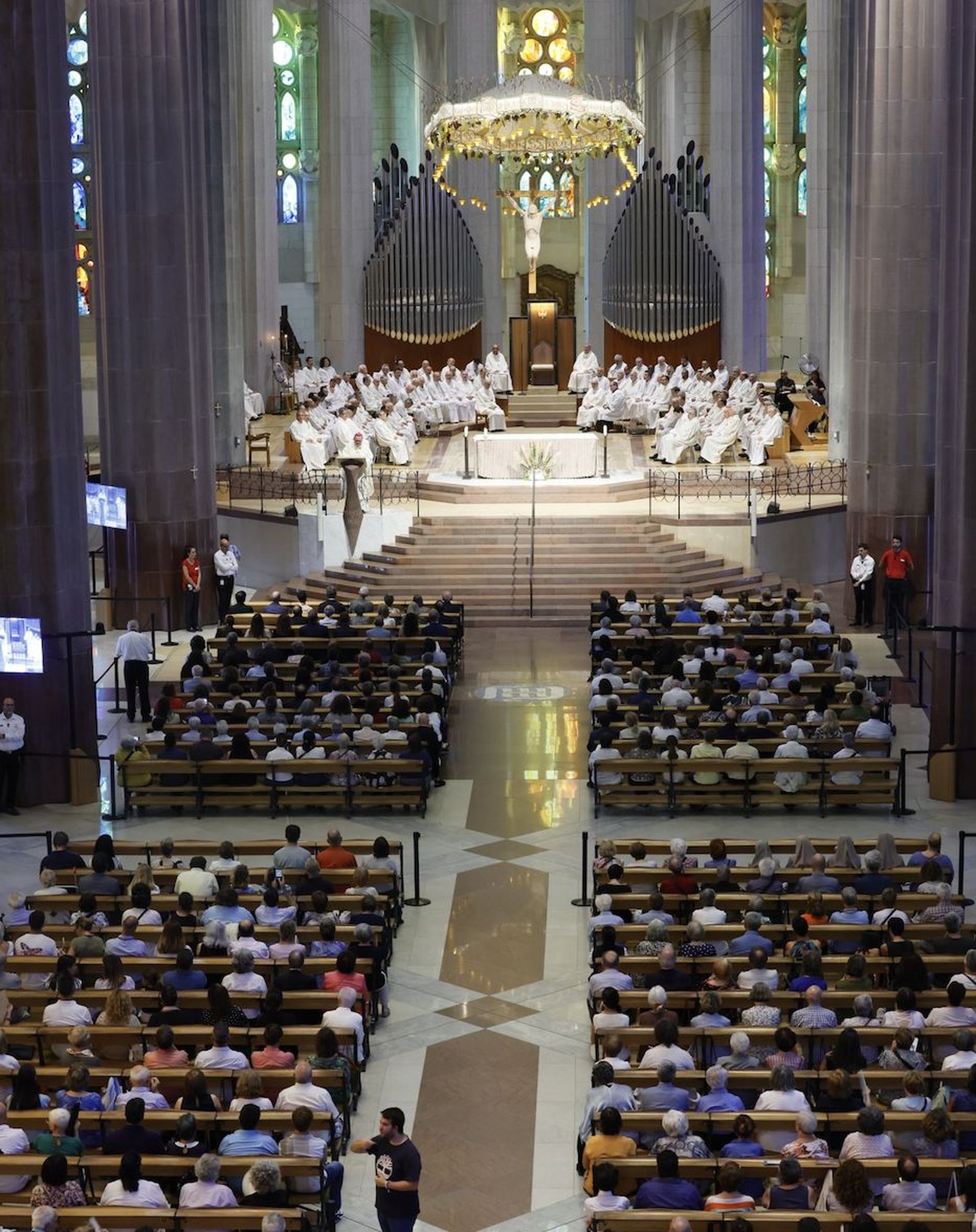 Un millar de fieles en la Sagrada Familia
