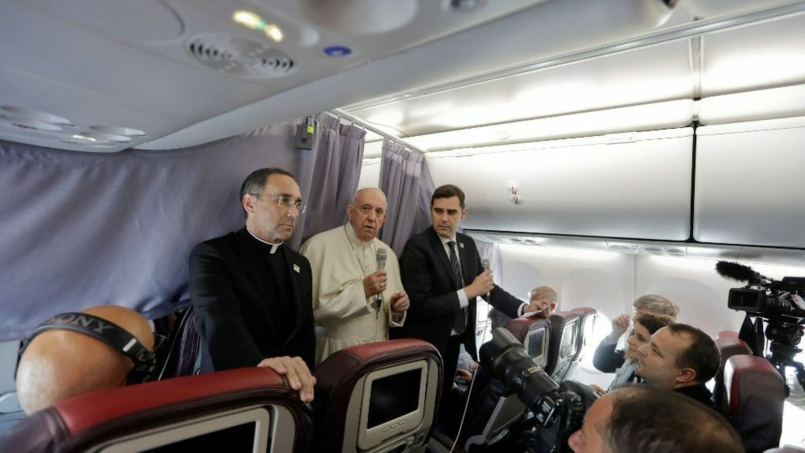 Francisco responde a los periodistas