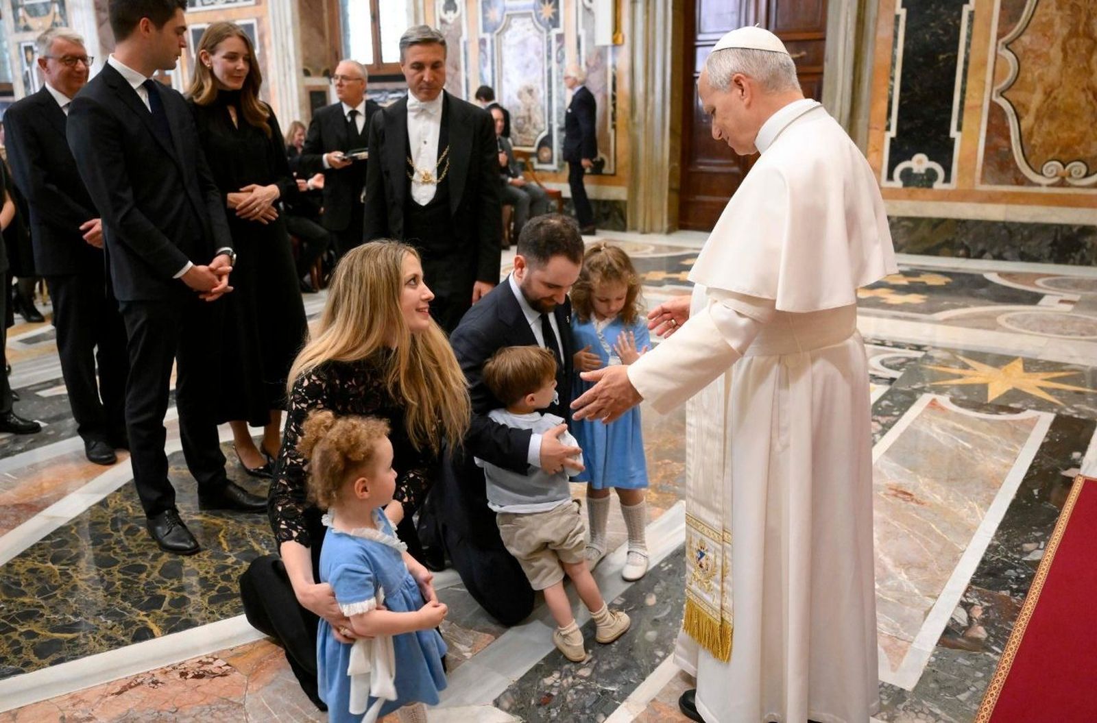 El Papa saluda a los participantes en la audiencia
