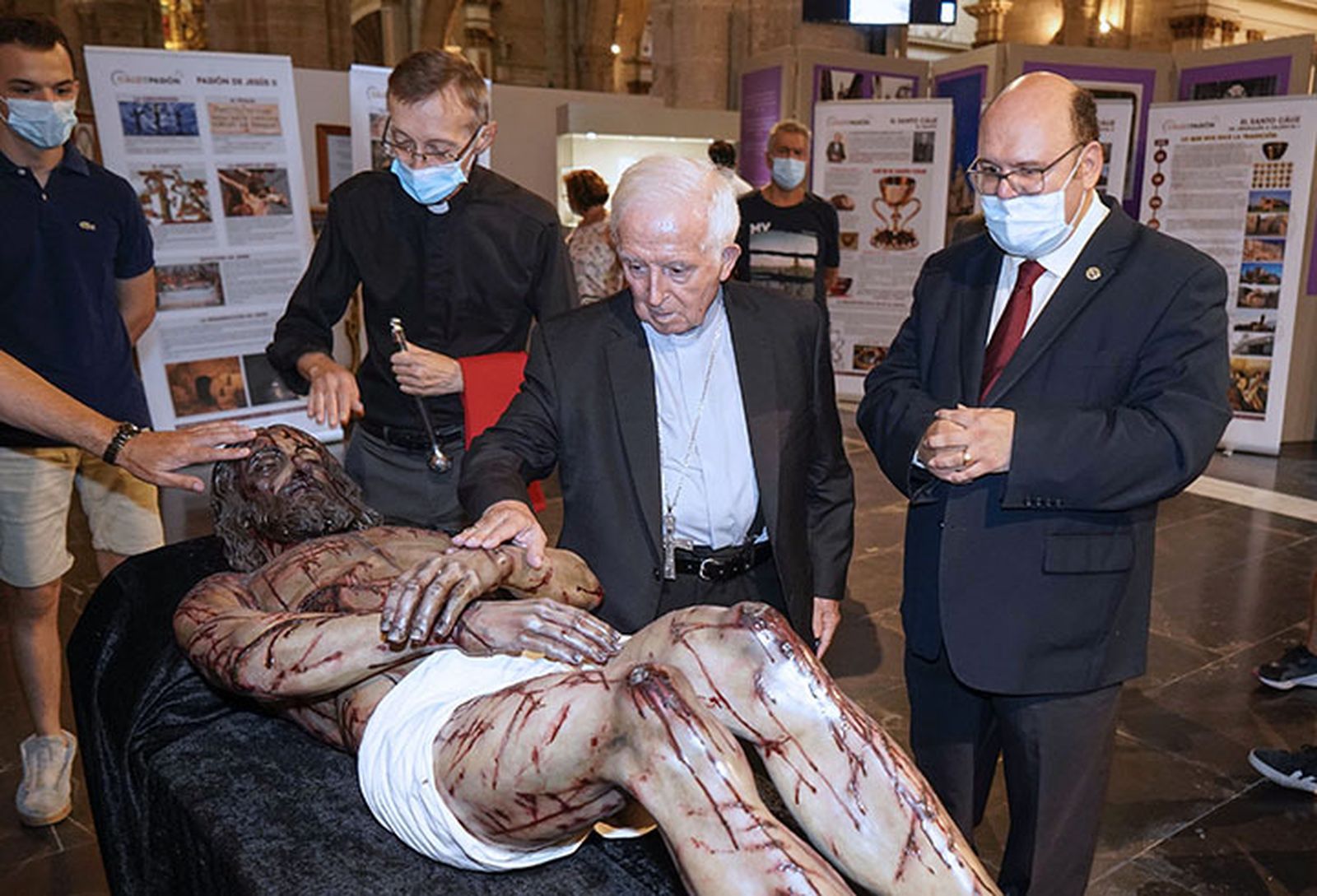 La Catedral abre al público la exposición 'Cáliz de la Pasión'