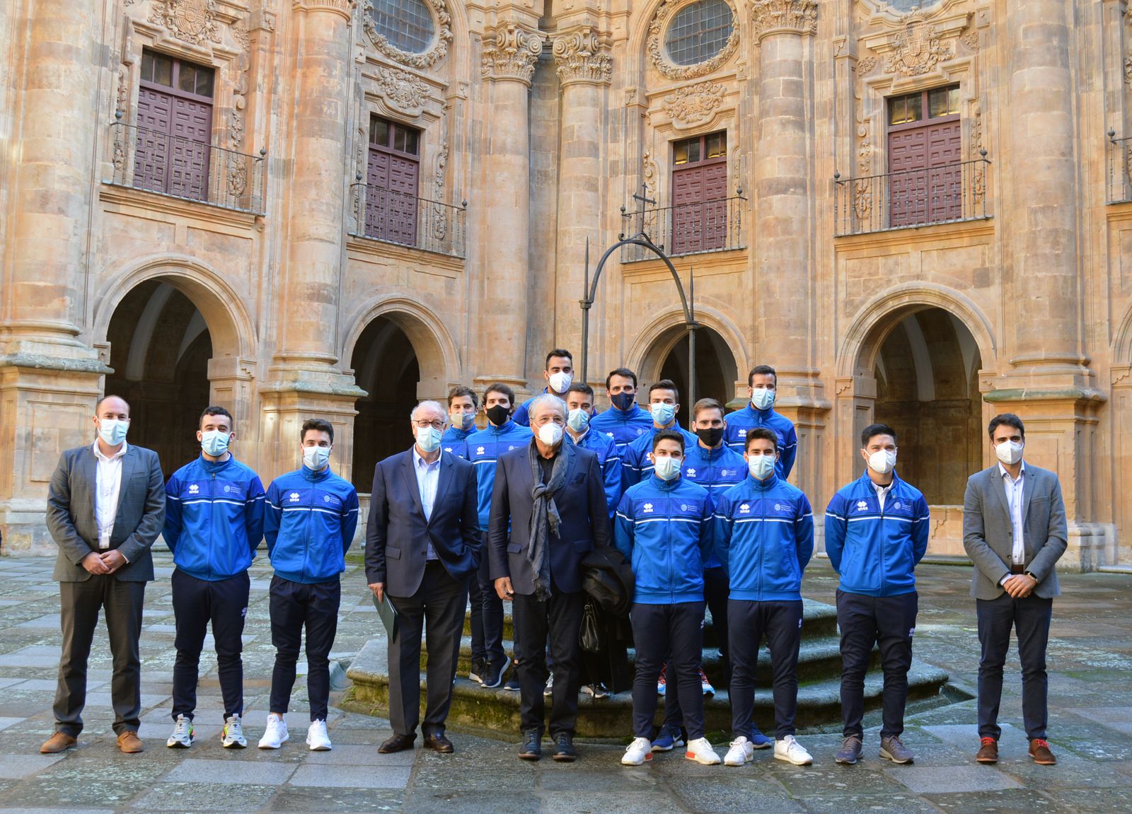 Foto de familia en el patio de la UPSA