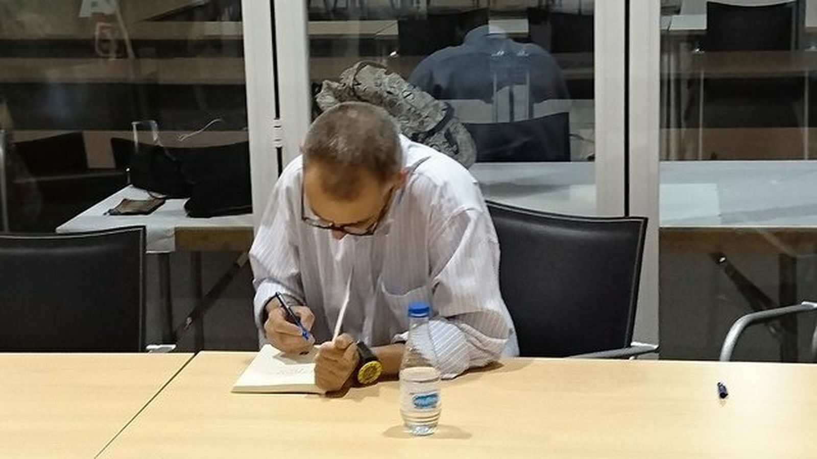 Diego firma una copia de su libro