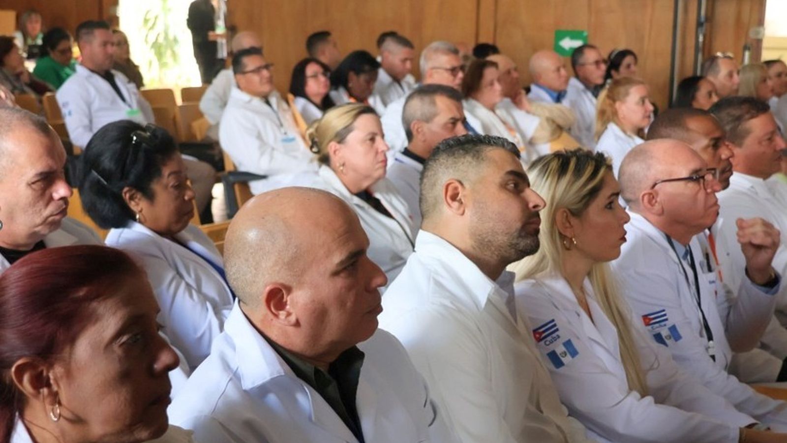 Médicos cubanos en una de sus tantas reuniones