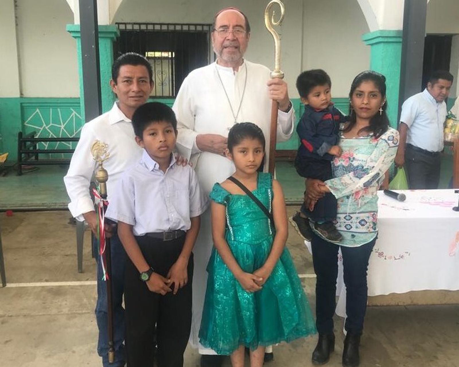 Con autoridades. Buena relación.