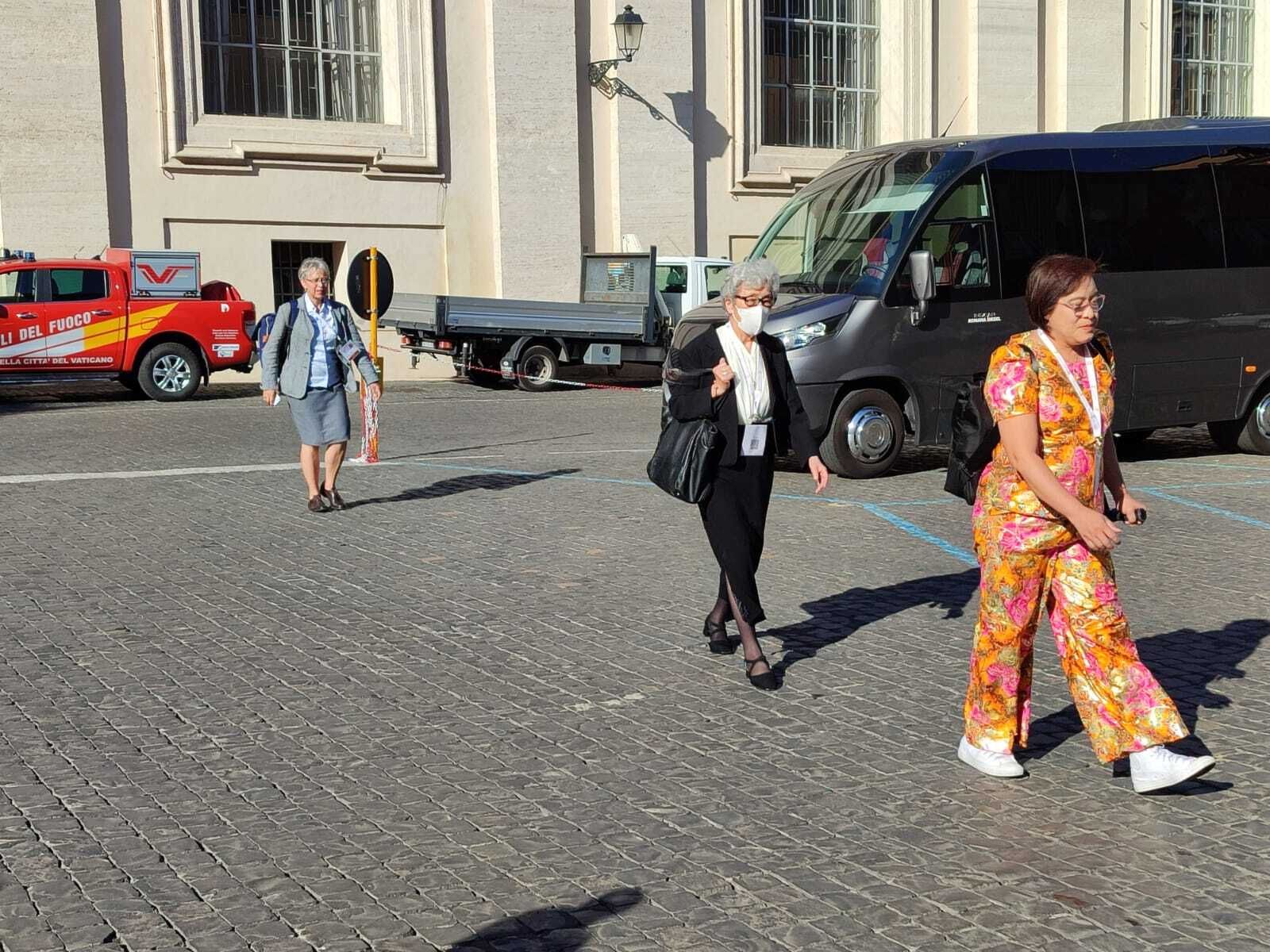 'Madres sinodales' entran en la Pablo VI