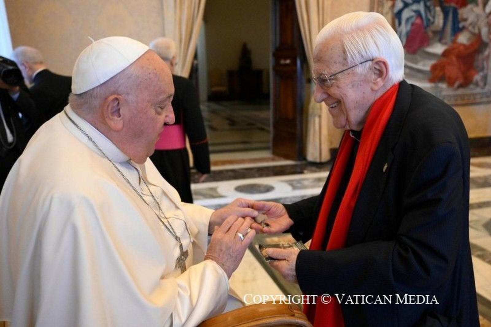 Francisco saluda al padre Ángel