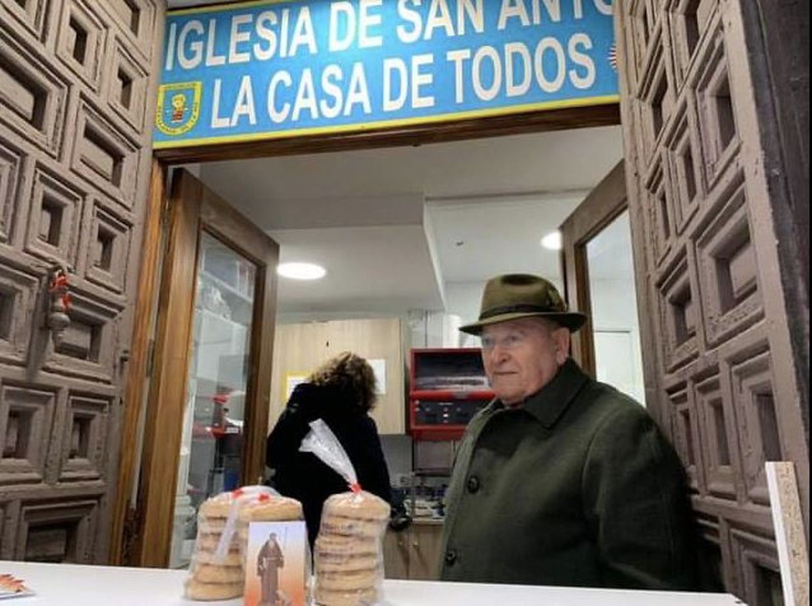 Voluntarios vendiendo los panecillos