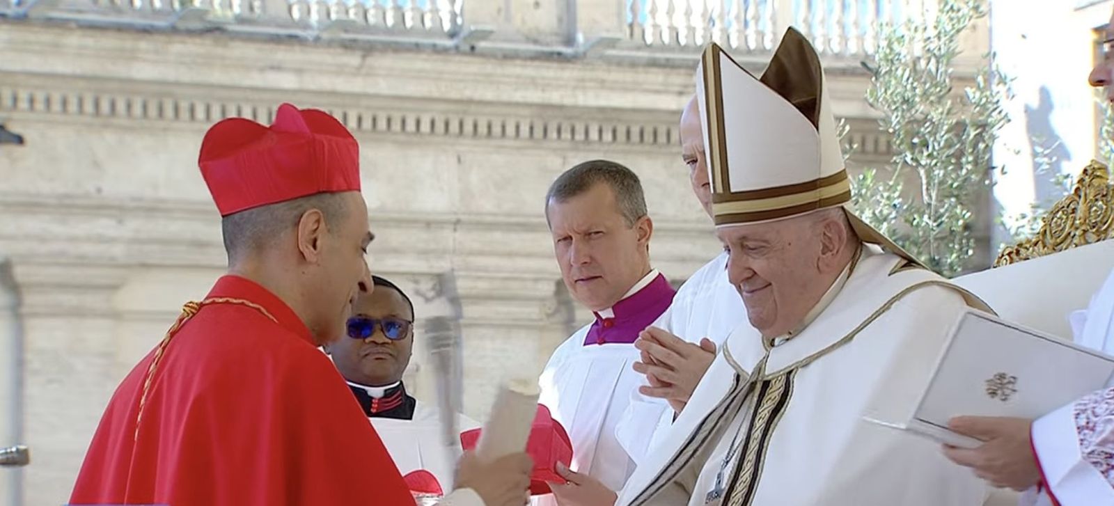 El Papa entrega la birreta a Víctor Manuel Fernández