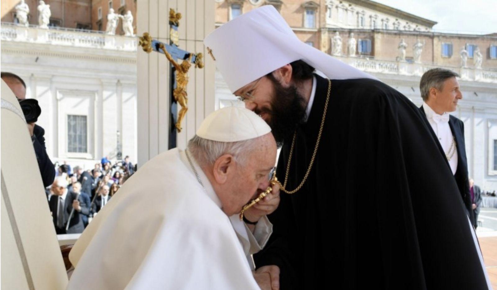 El papa saluda al al metropolita Antoni