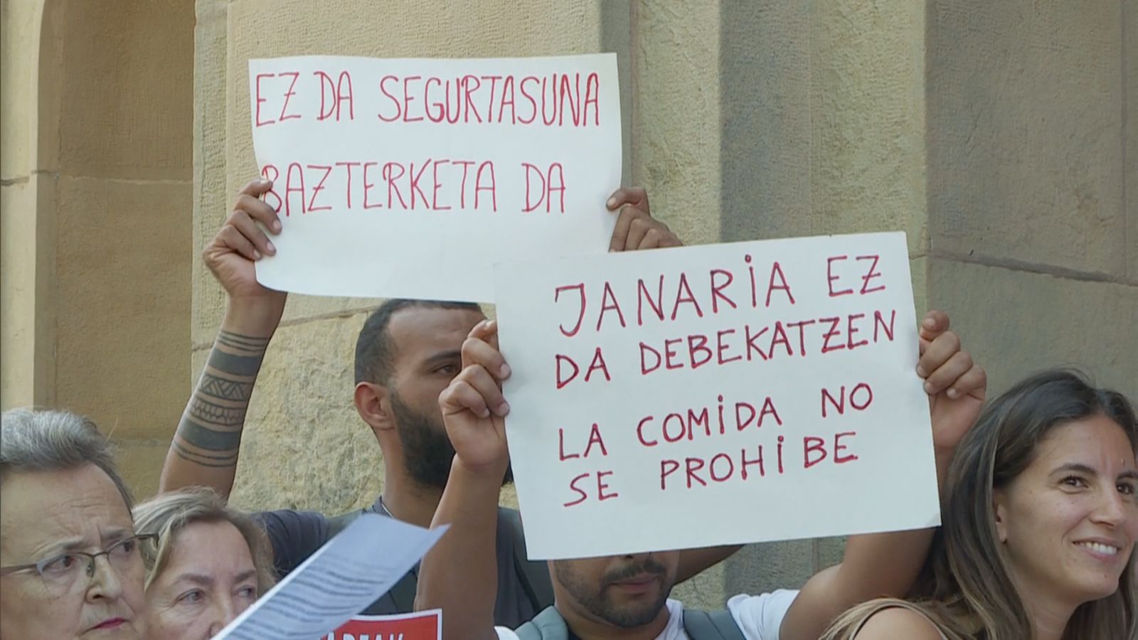 Protesta ante la prohibición en Donostia de cenas solidarias