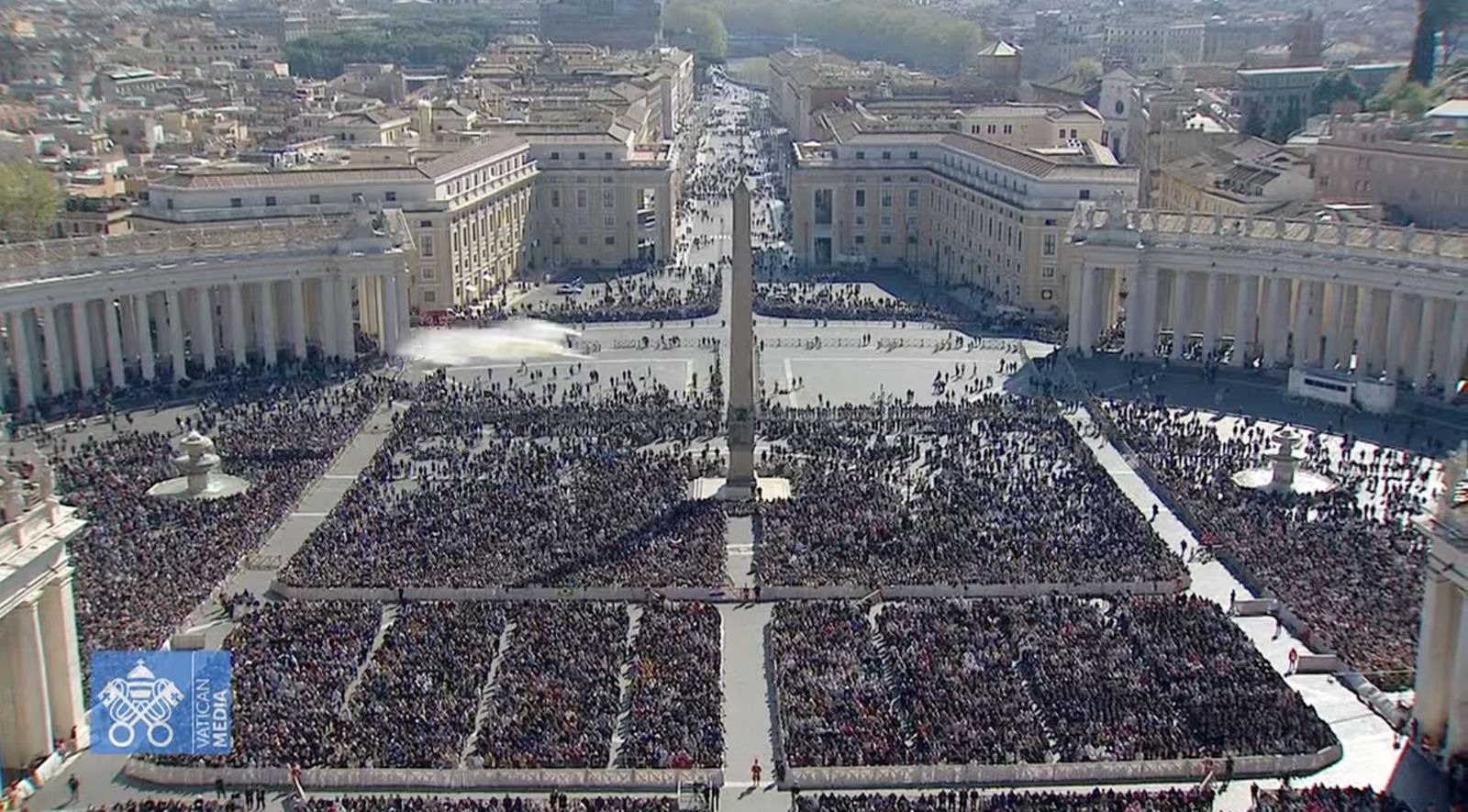 Una plaza de San Pedro abarrotada en la Misa de Pascua