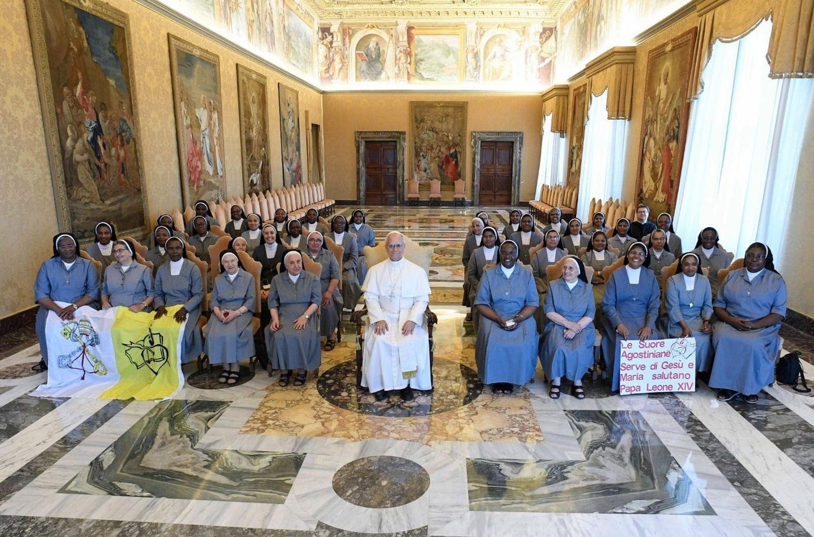 El Papa, con las Hermanas Agustinas Siervas de Jesús y María