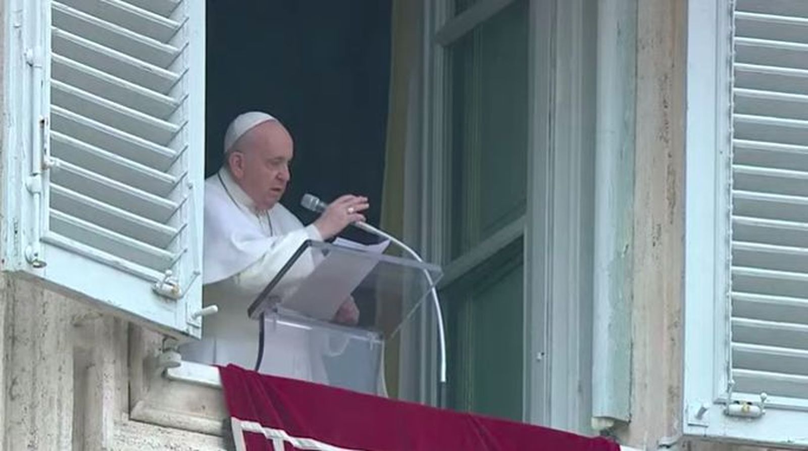 Bendición del Papa entre la lluvia