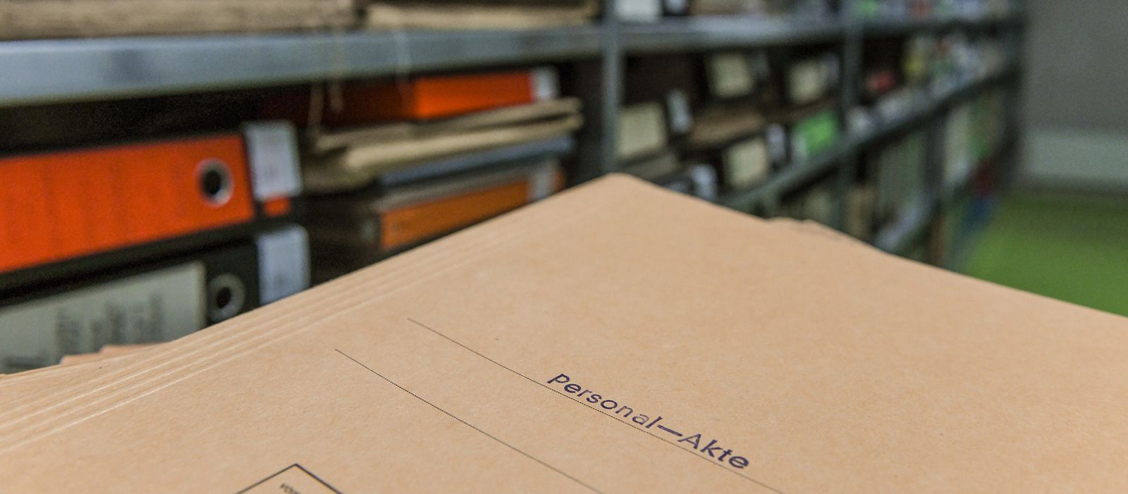 Mayor control a los expedientes personales de clérigos en la Iglesia de Alemania.