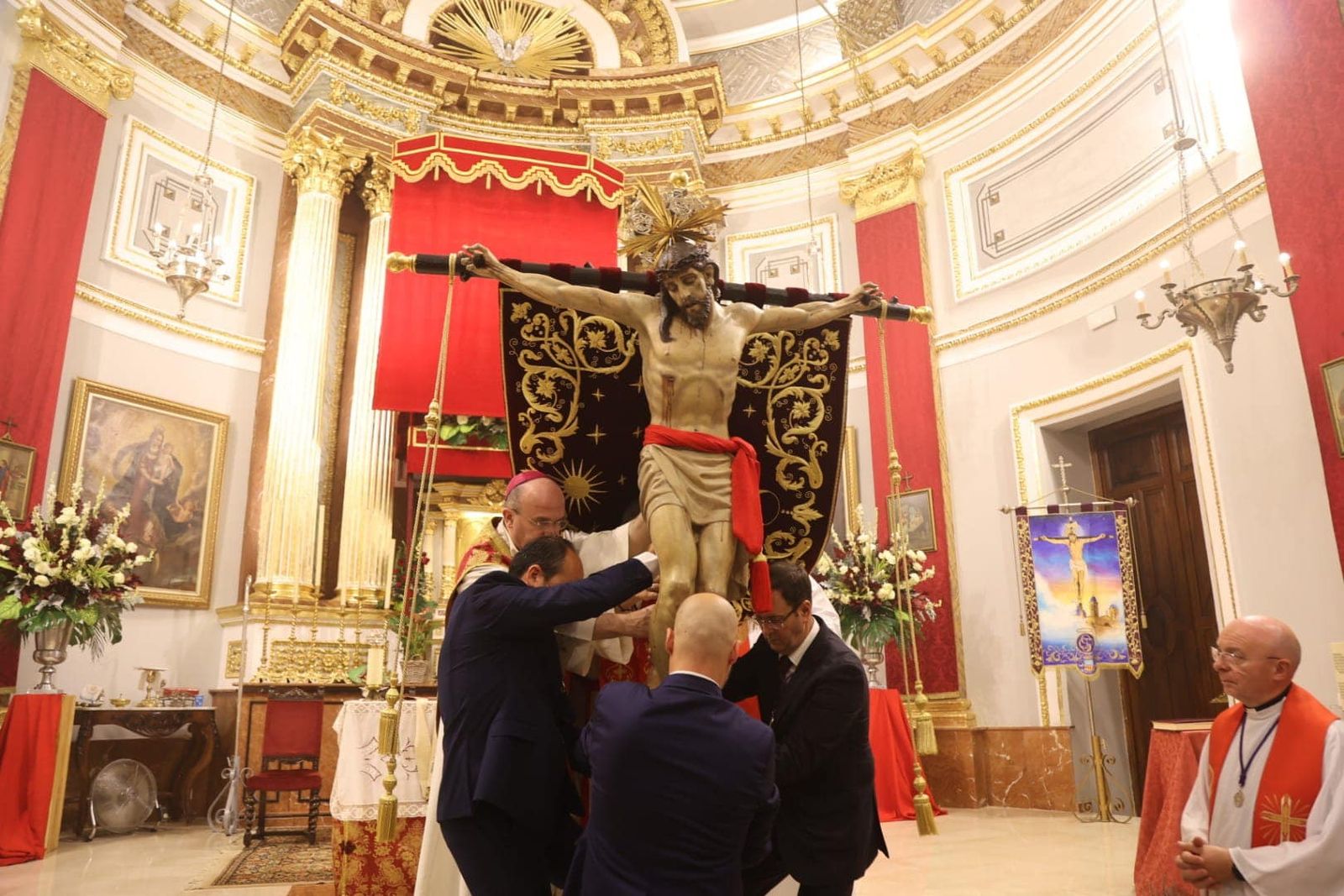 Imposición del fajín de general al Santísimo Cristo de la Paz
