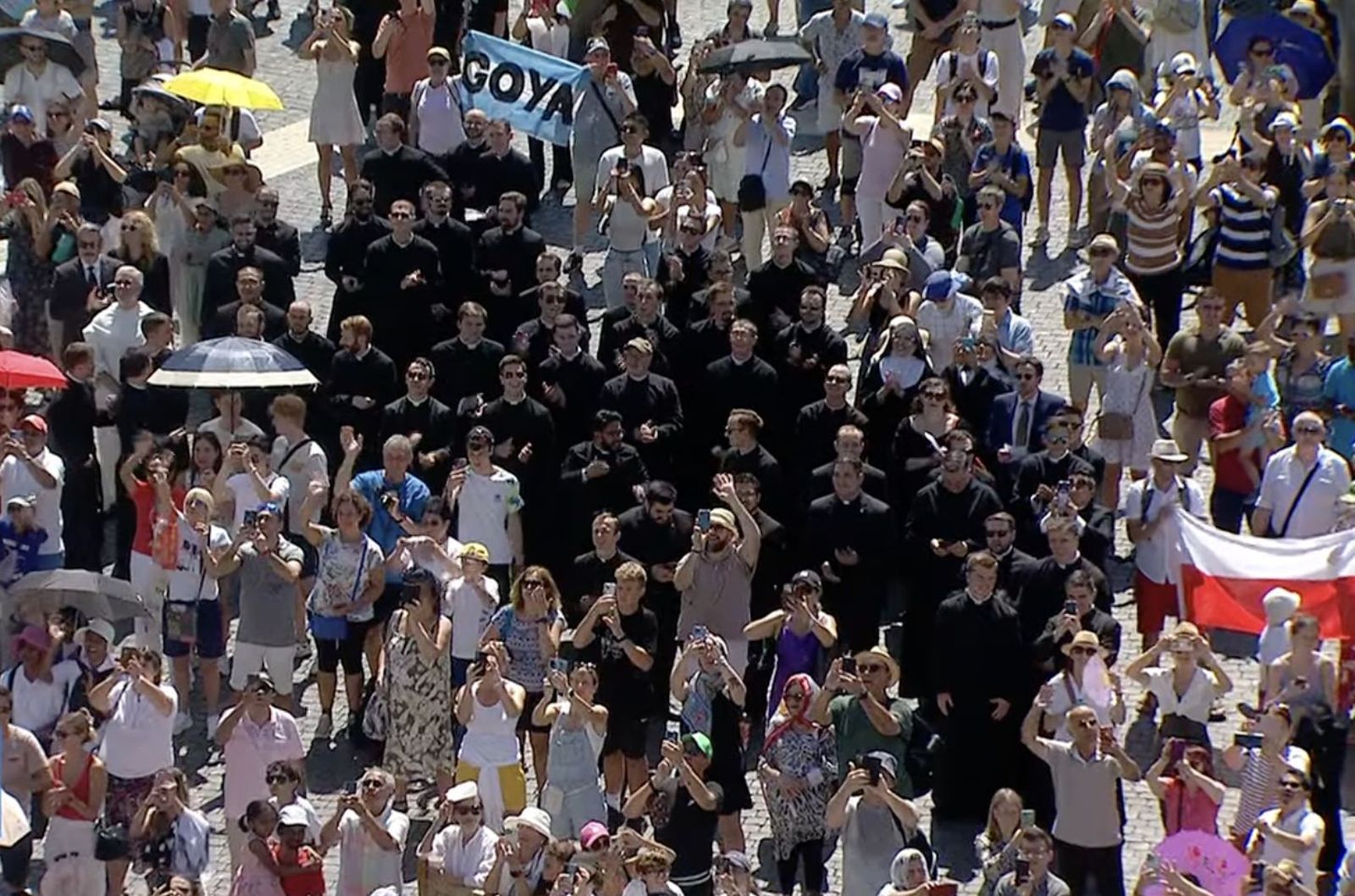 Fieles escuchan al Papa durante el ángelus