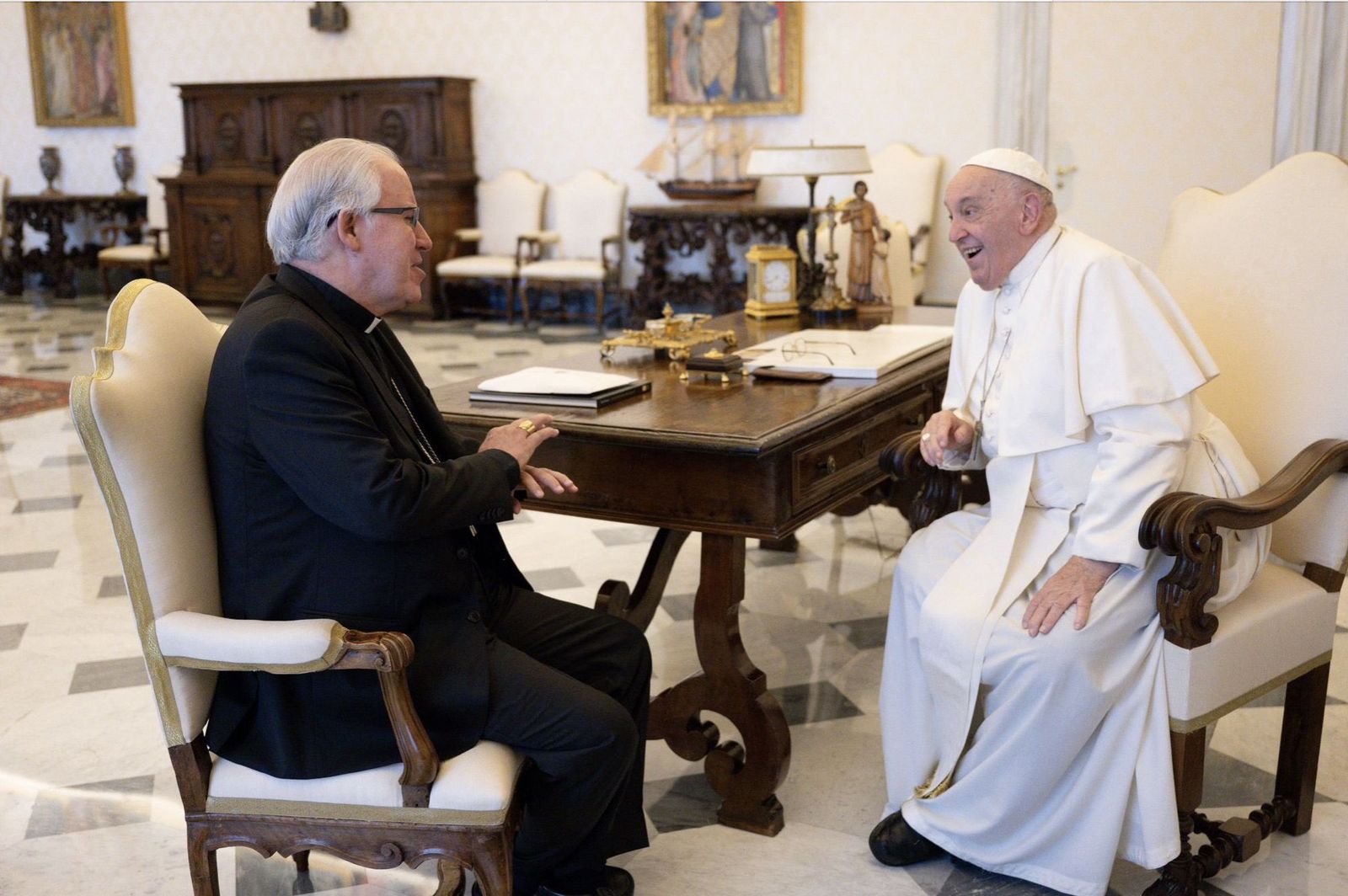 Un momento de la distendida conversación entre el Papa y Saiz Meneses