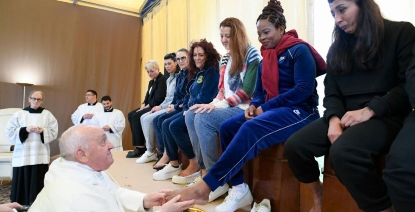 Francisco incluyó por primera vez a las mujeres en el lavatorio de pies