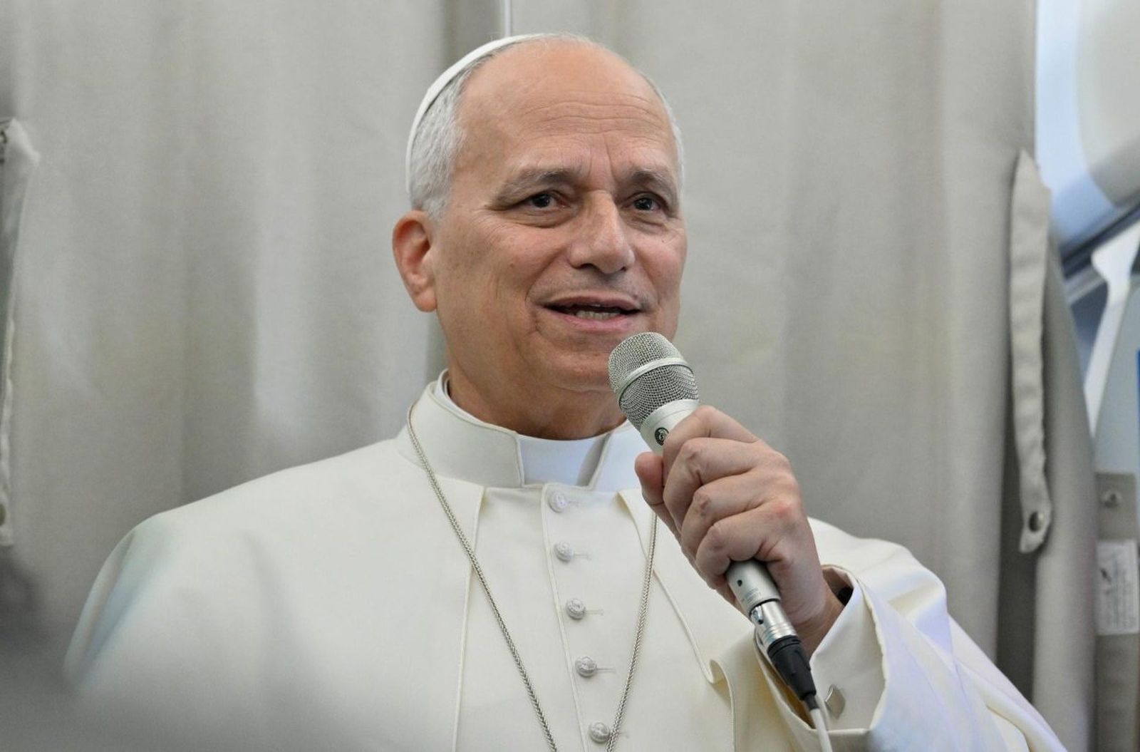 León XIV habla a los periodistas en el avión