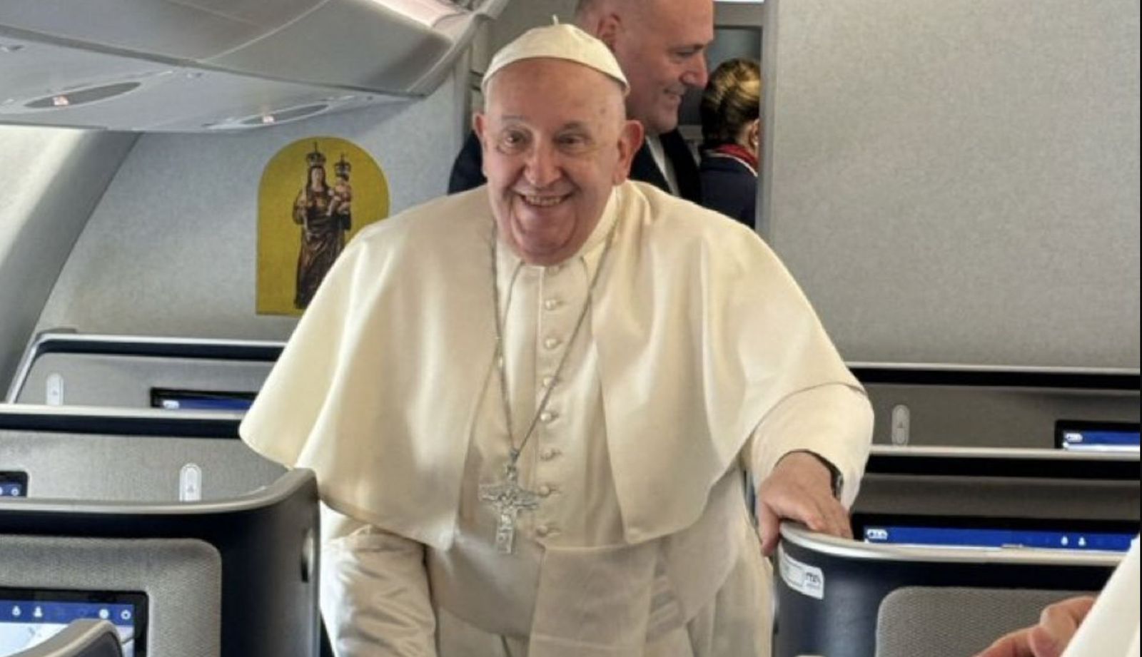 Francisco, en el avión que lo llevará a Indonesia