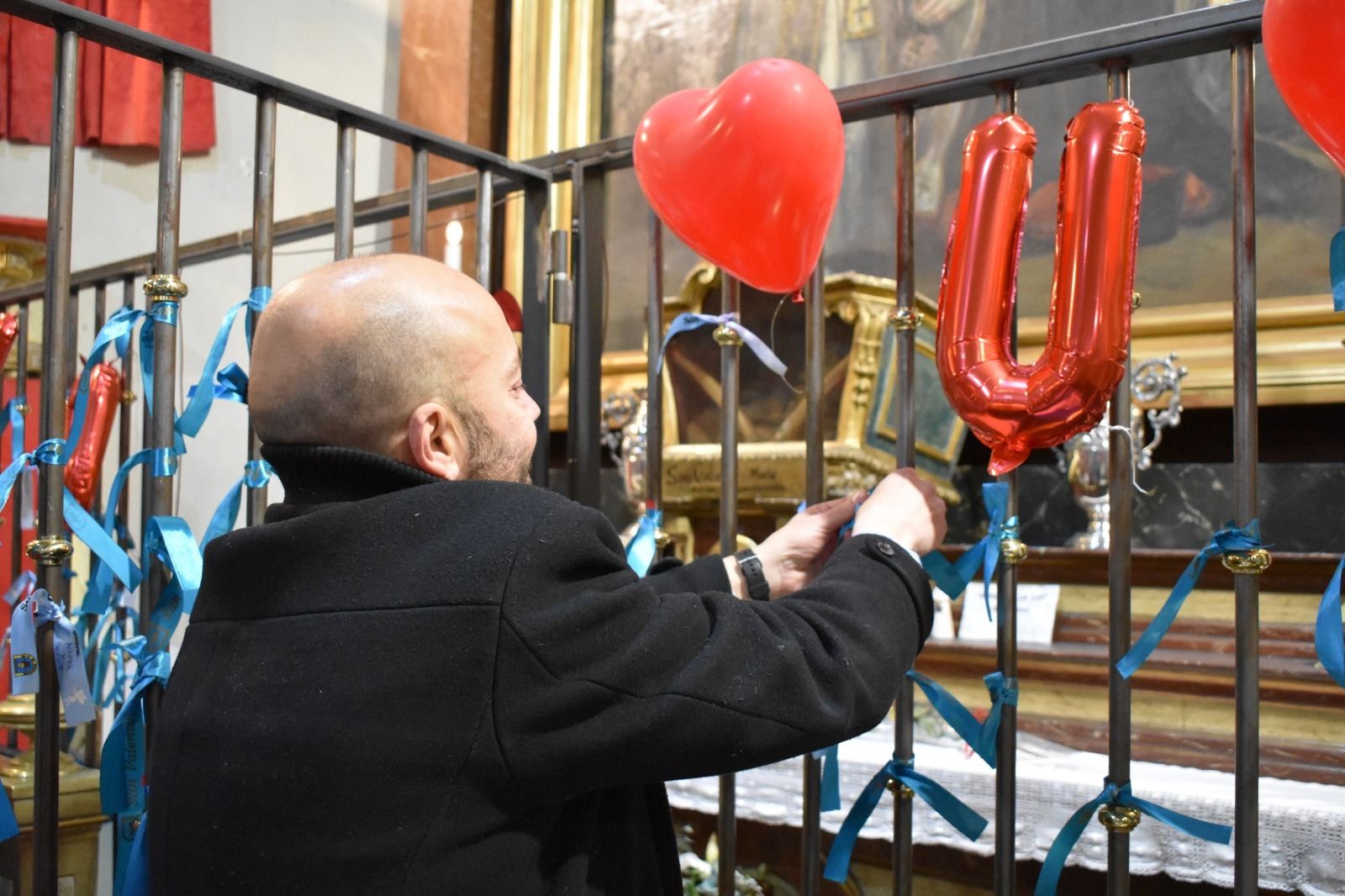 Lazos de los enamorados junto a las reliquias de San Valentín