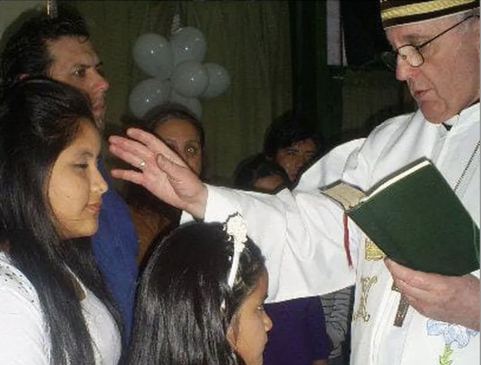 Bergoglio bautizando a las hijas de trabajadores inmigrantes