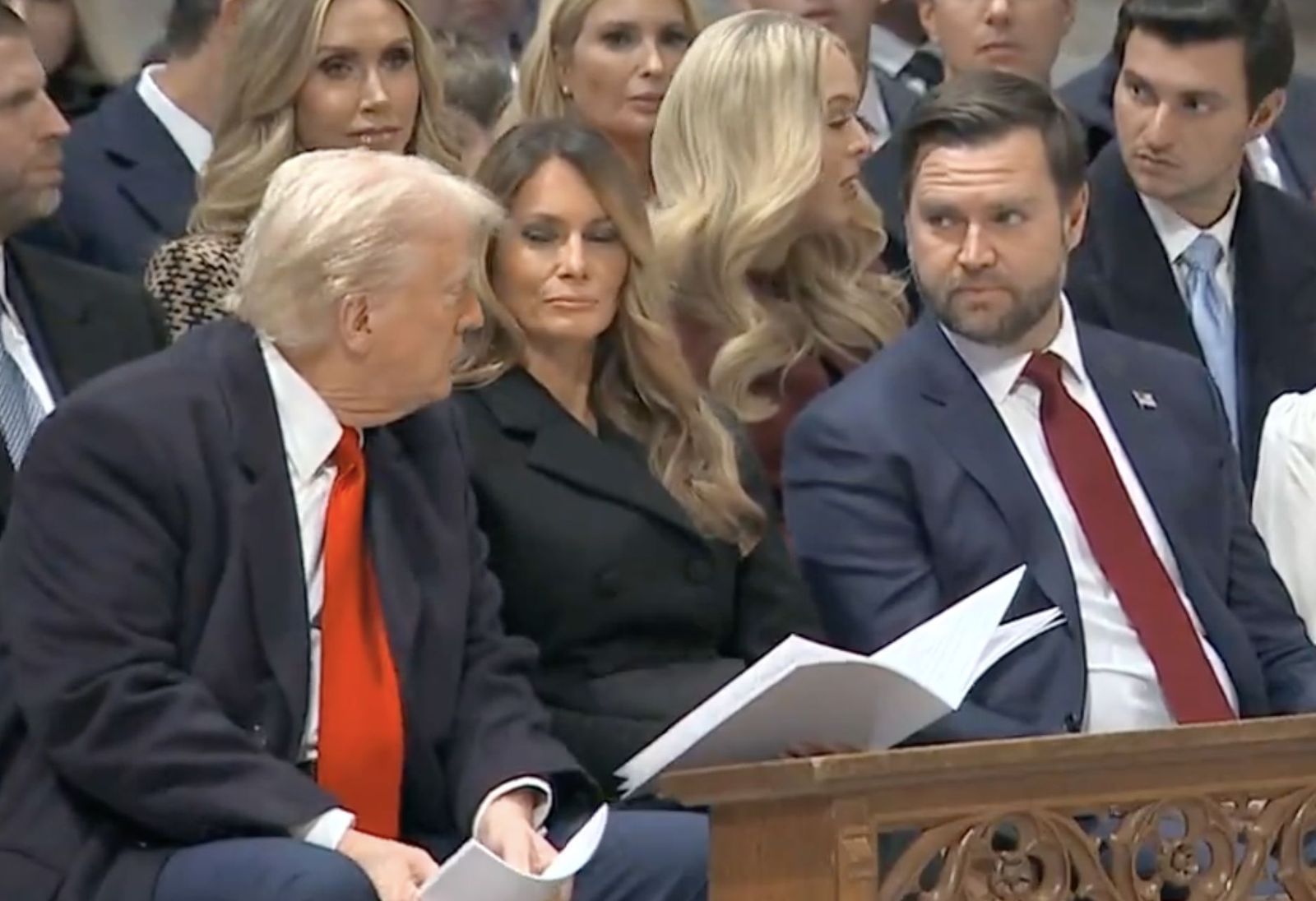 Trumo y JD Vance, su vicepresidente, se miran tras el sermón de la obispa