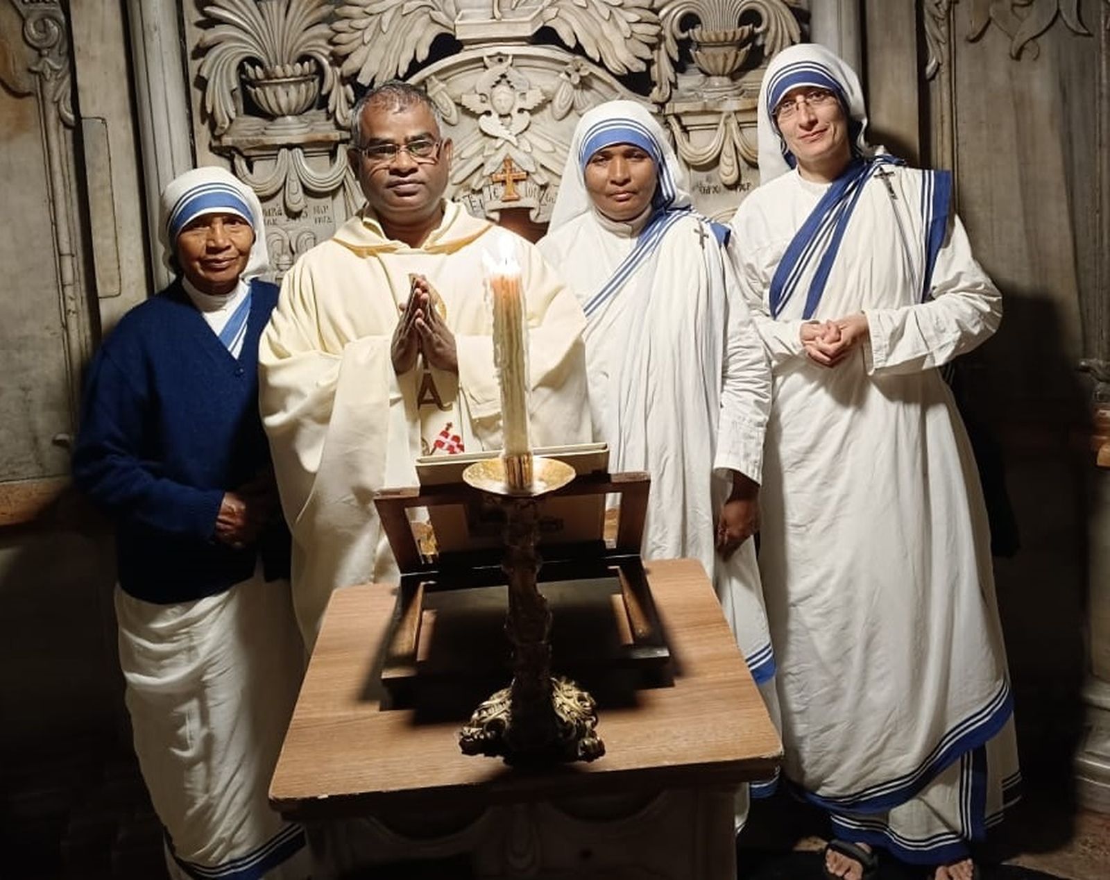 Monjas de la madre Teresa en Gaza junto al padre Francis Xavier