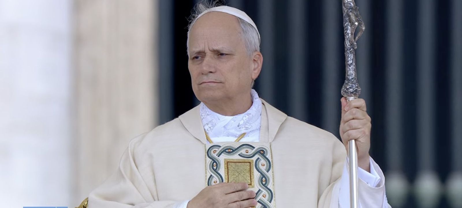 León XIV, escuchando el Evangelio