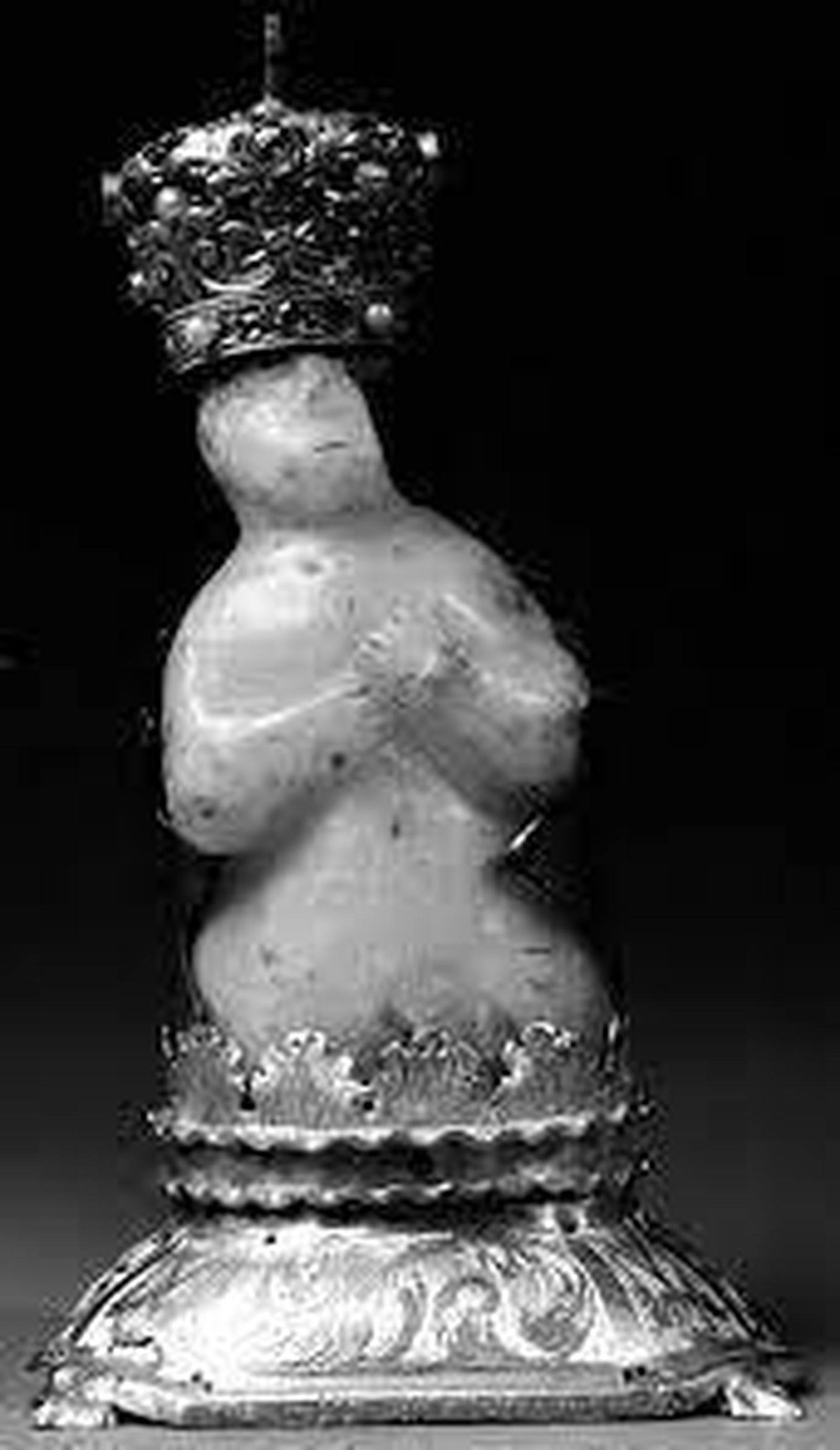 La imatge primitiva que es troba a l'interior de la imatge de la Mare de Déu