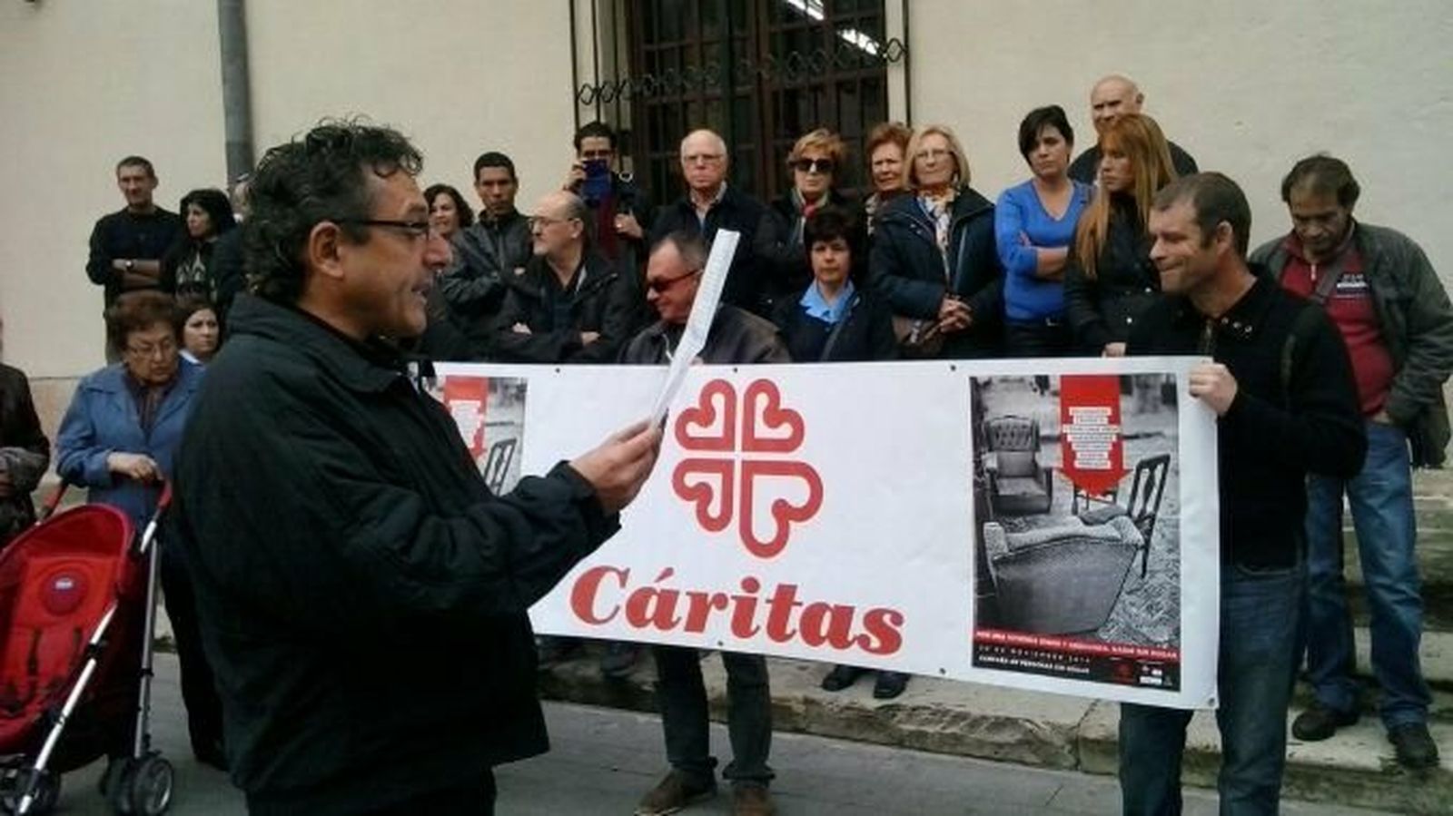 Concentración de Cáritas en Orihuela por una vivienda digna
