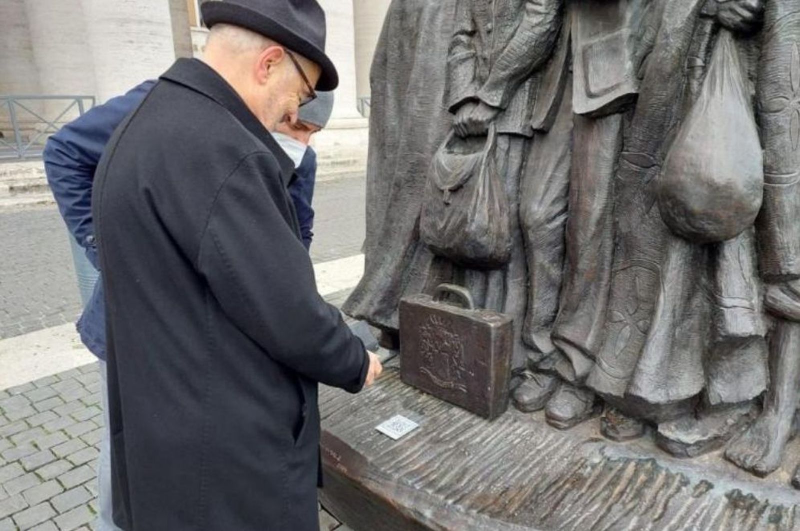 Código QR en la escultura Ángeles desprevenidos