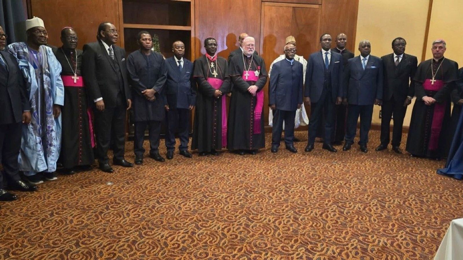 Visita a Camerún del Secretario de la Santa Sede para las Relaciones con los Estados