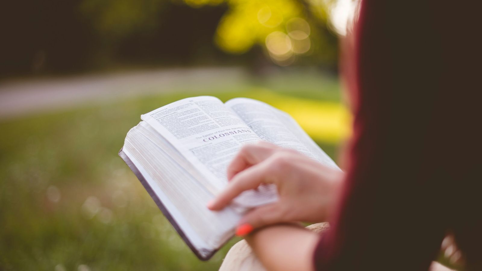 Joven leyendo la biblia