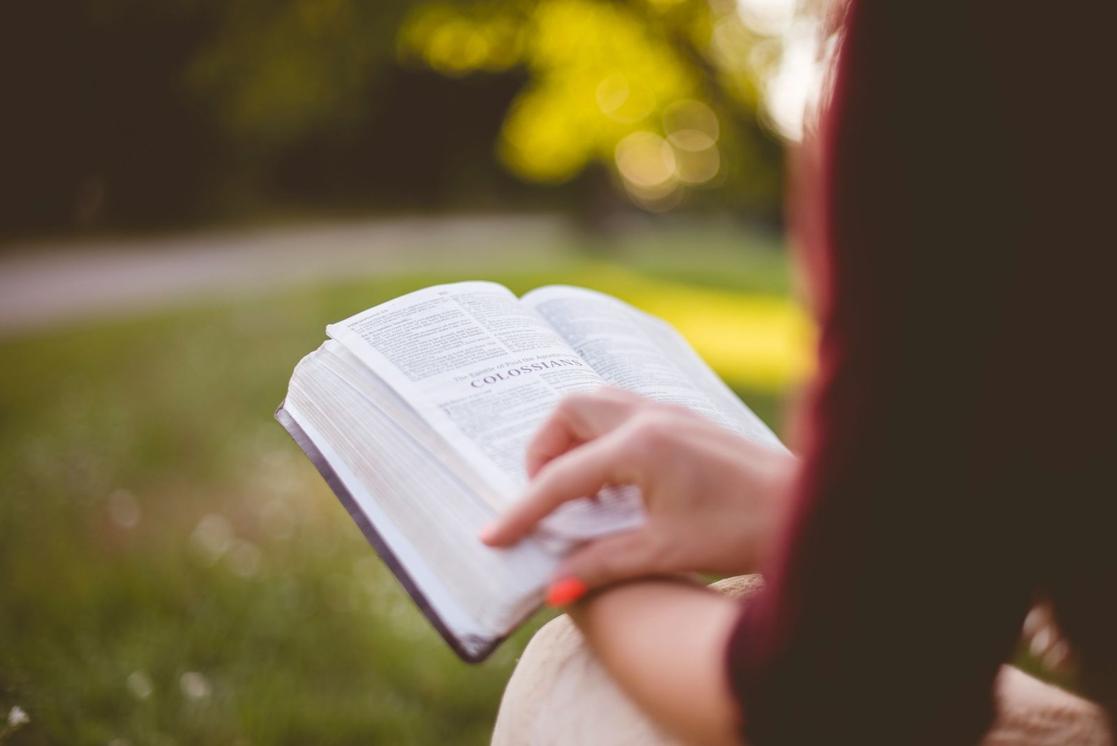 Joven leyendo la biblia