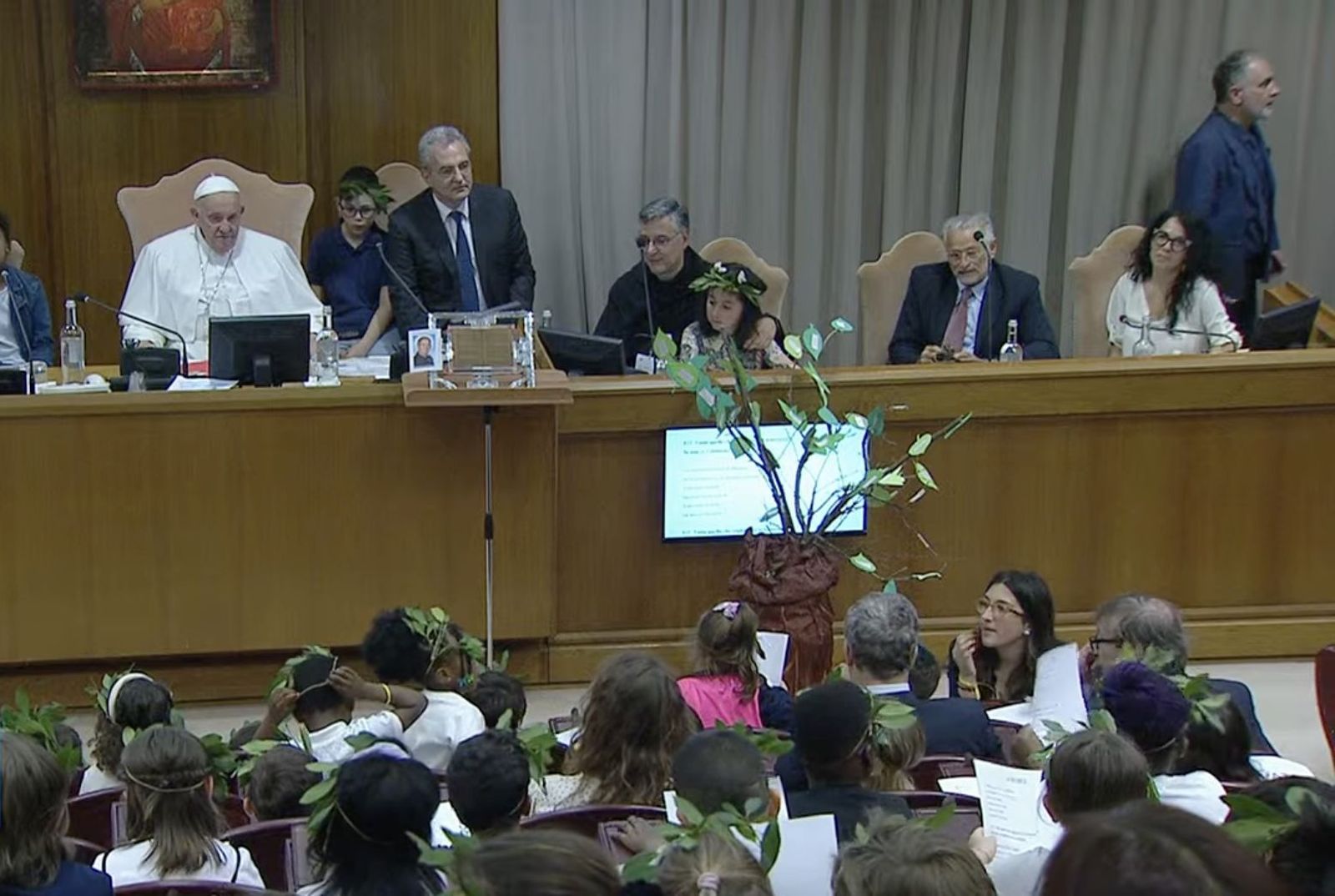 Un momento de la mesa redonda del Papa con los niños
