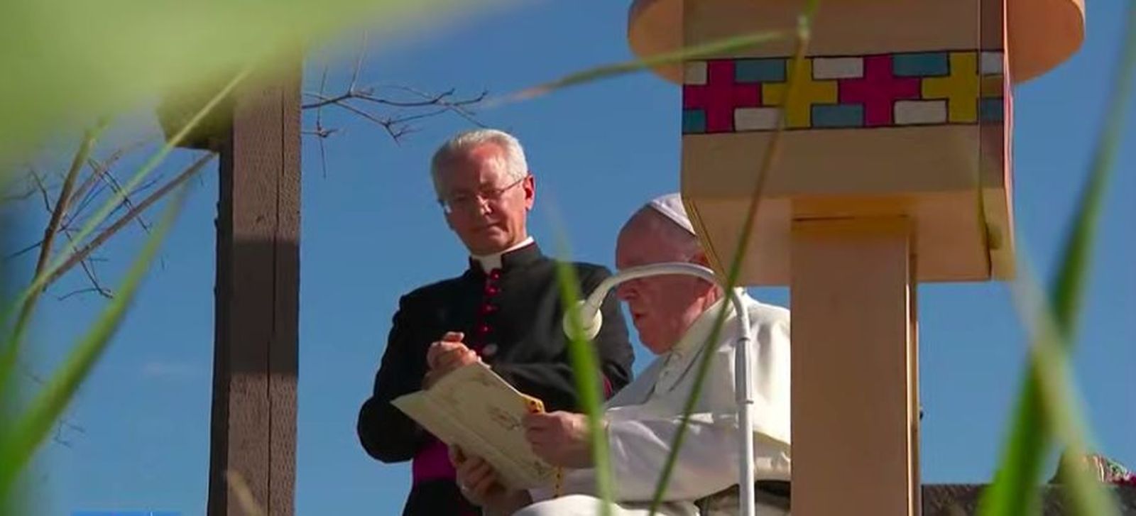 El Papa bendice las aguas del lago