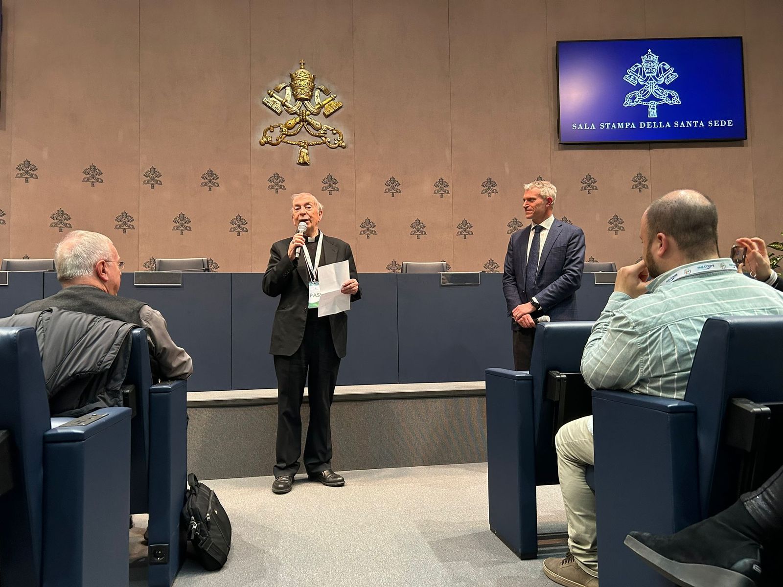 Salvador Giménez en la Sala Stampa, con Matteo Bruni