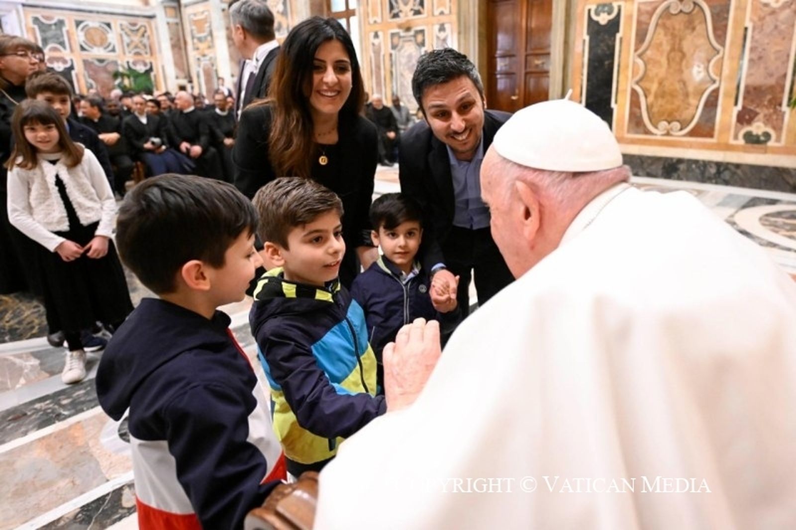 El Papa conversa con una familia