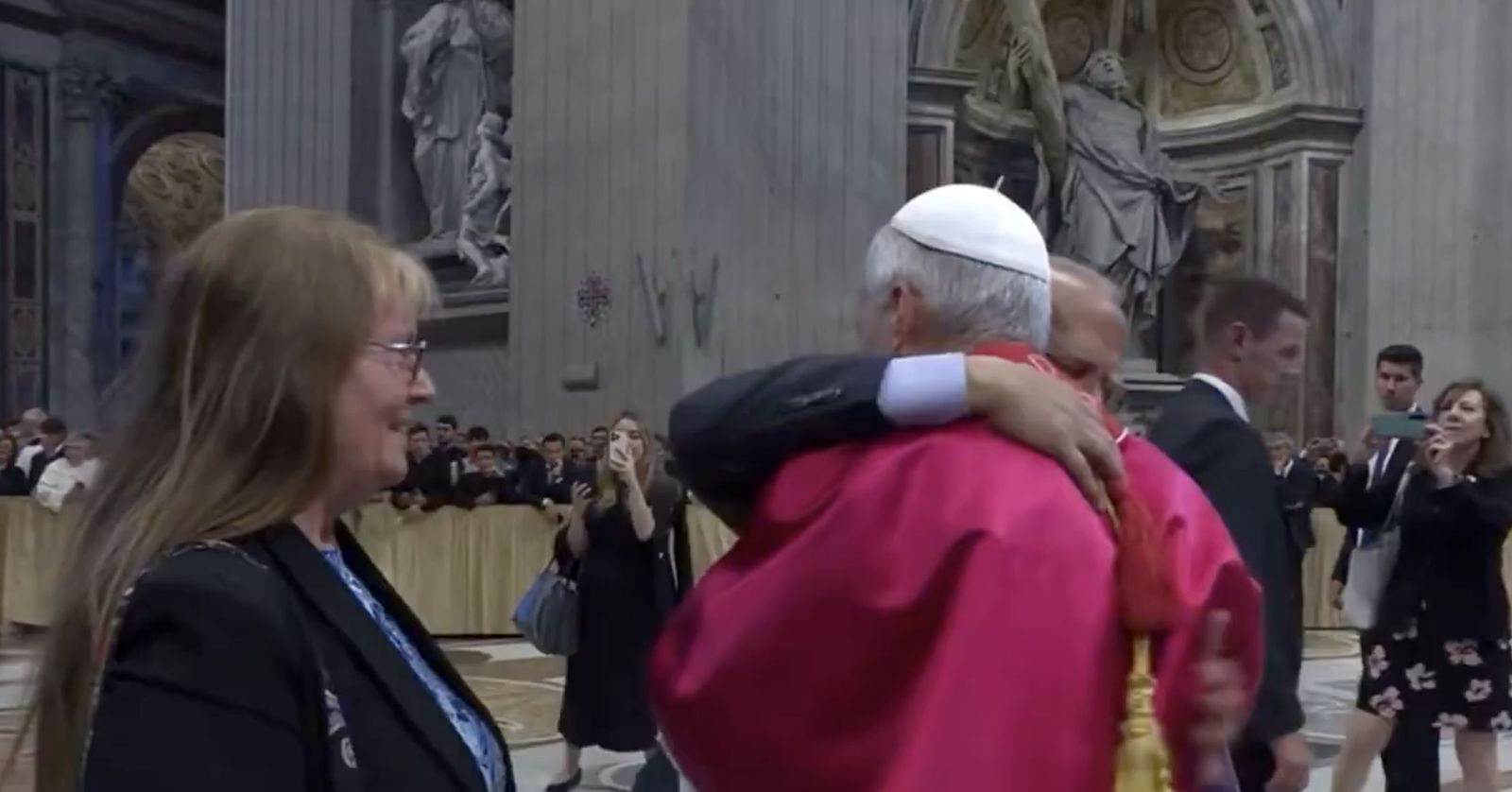 Prevost se abraza a su hermano