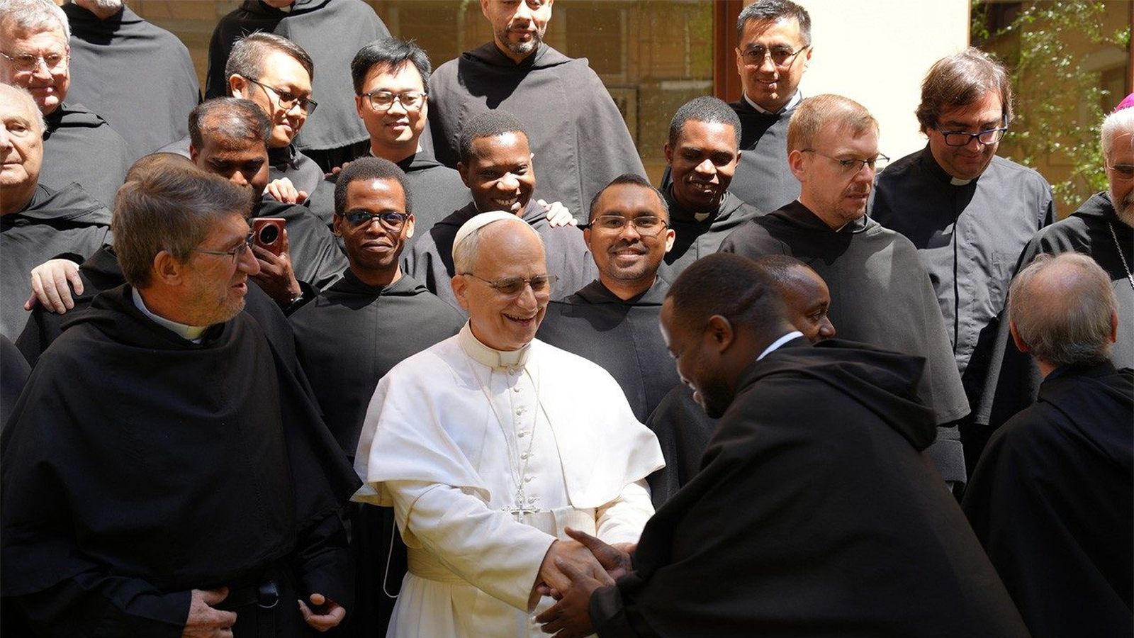 El Papa, con sus hermanos agustinos